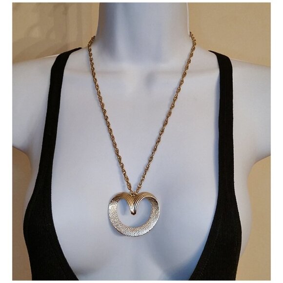 Sarah Coventry Gold Tone Heart Shape Necklace - Picture 1 of 3